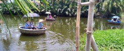 Rowing-basket-boat-in-Thanh-Dong-organic-farm